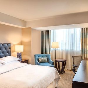 Deluxe Tower Queen Room